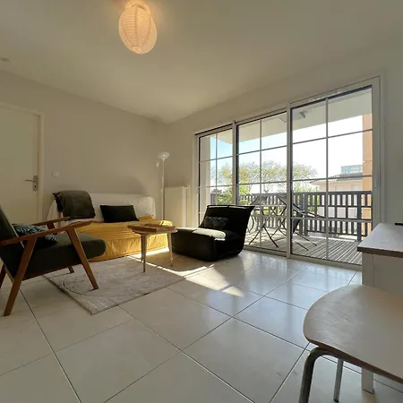 A Avec Terrasse, Proche Et Parking - Fr-1-474-268 *