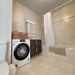 à Avec Terrasse, Proche Et Parking - Fr-1-474-268 Appartement