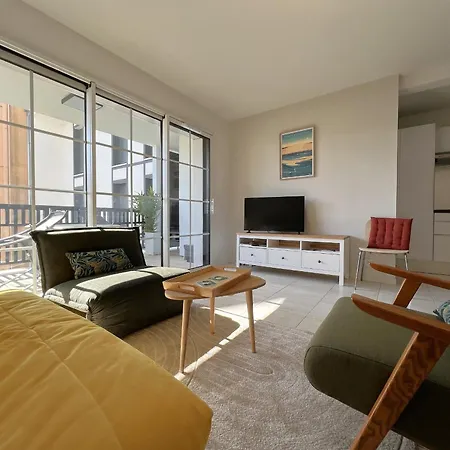 A Avec Terrasse, Proche Et Parking - Fr-1-474-268 Apartment