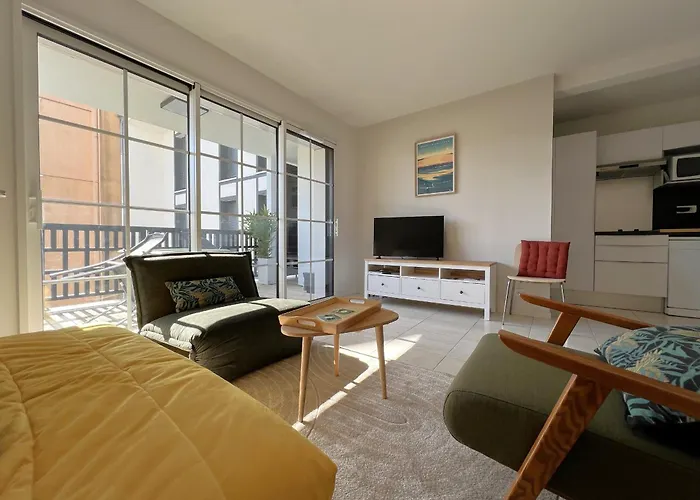 A Avec Terrasse, Proche Et Parking - Fr-1-474-268 Apartment