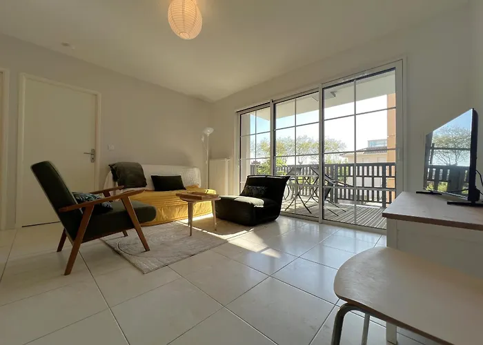 A Avec Terrasse, Proche Et Parking - Fr-1-474-268 *