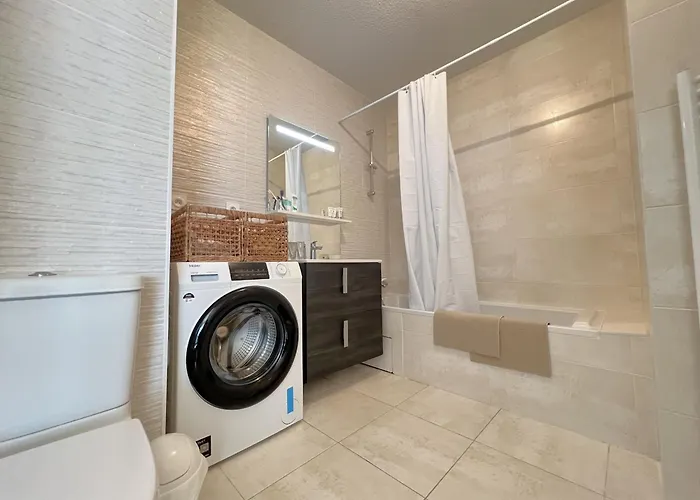 A Avec Terrasse, Proche Et Parking - Fr-1-474-268 Apartment